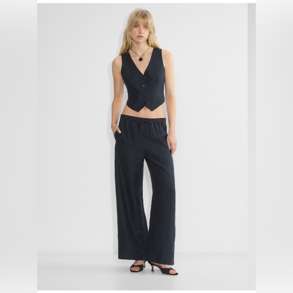 Aritzia CruiseLinen™ Pacino Vest
Slim-fit linen button-up suit vest